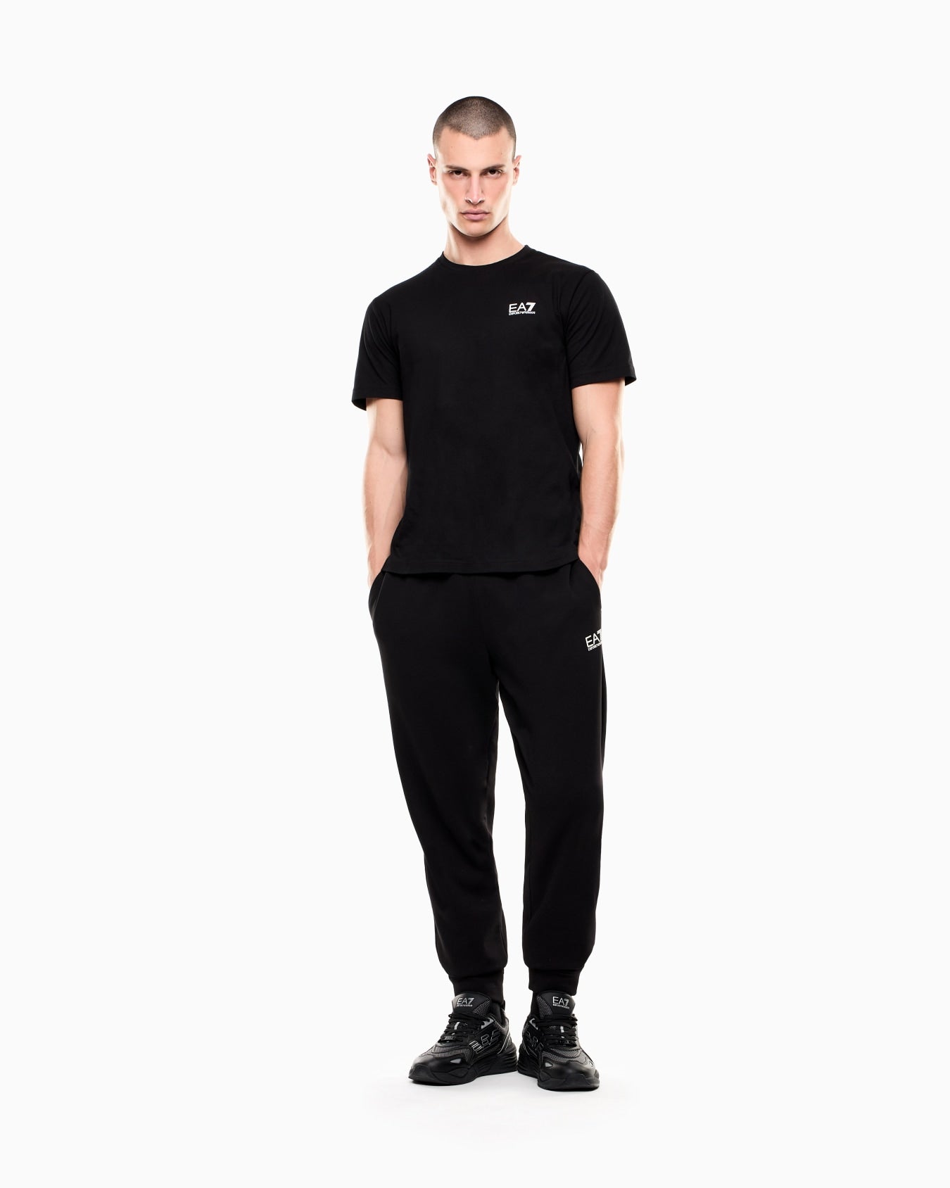 EA7 T-shirt dallo spirito minimal, realizzata in morbido e confortevole cotone Pima.