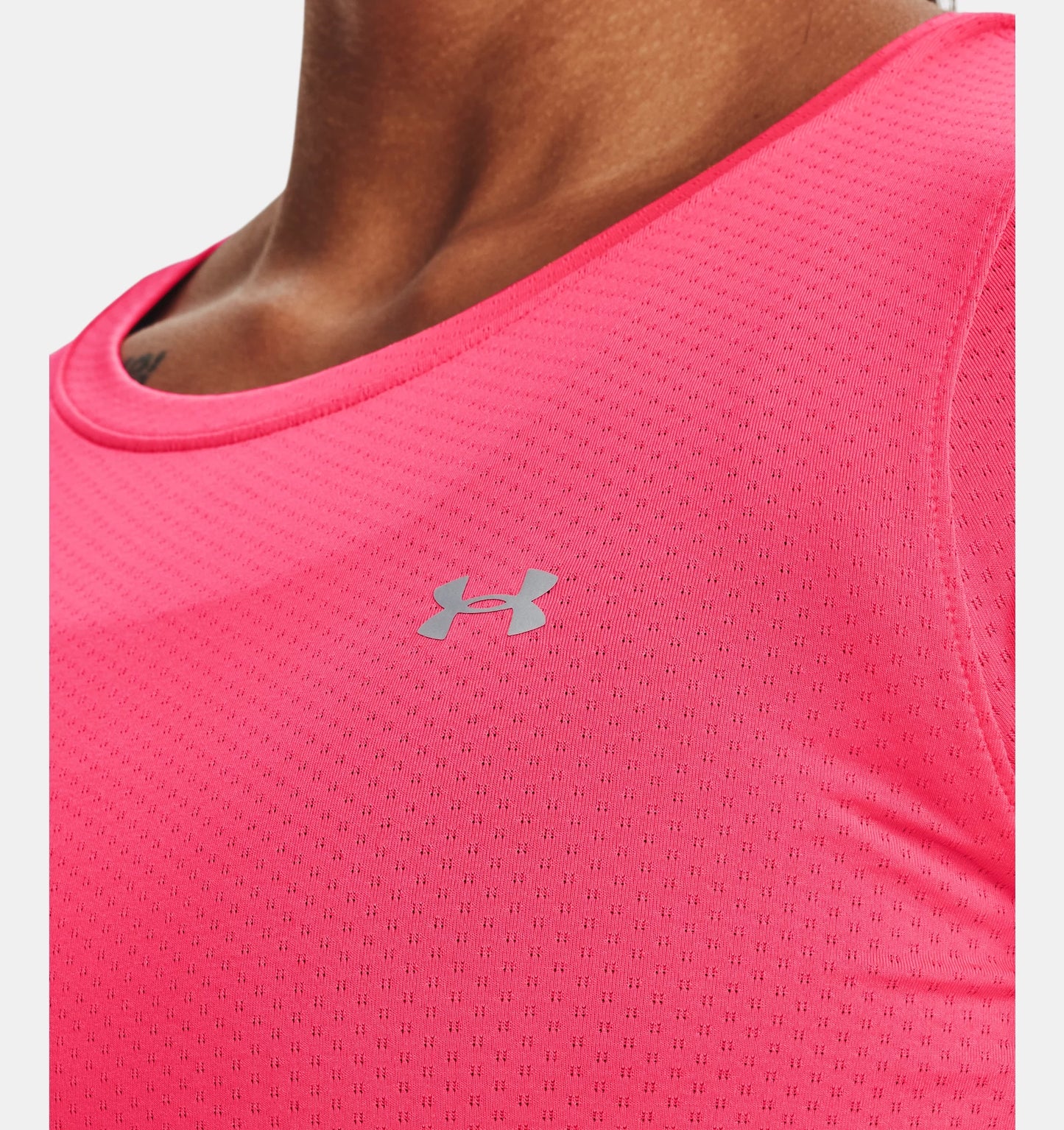 Under Armour T-shirt U:A. HeatGear Tessuto in mesh con struttura pinhole offre una traspirabilità e assorbe il sudore
