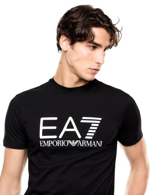 EA7 T-shirt dallo spirito minimal, realizzata in morbido jersey di cotone.