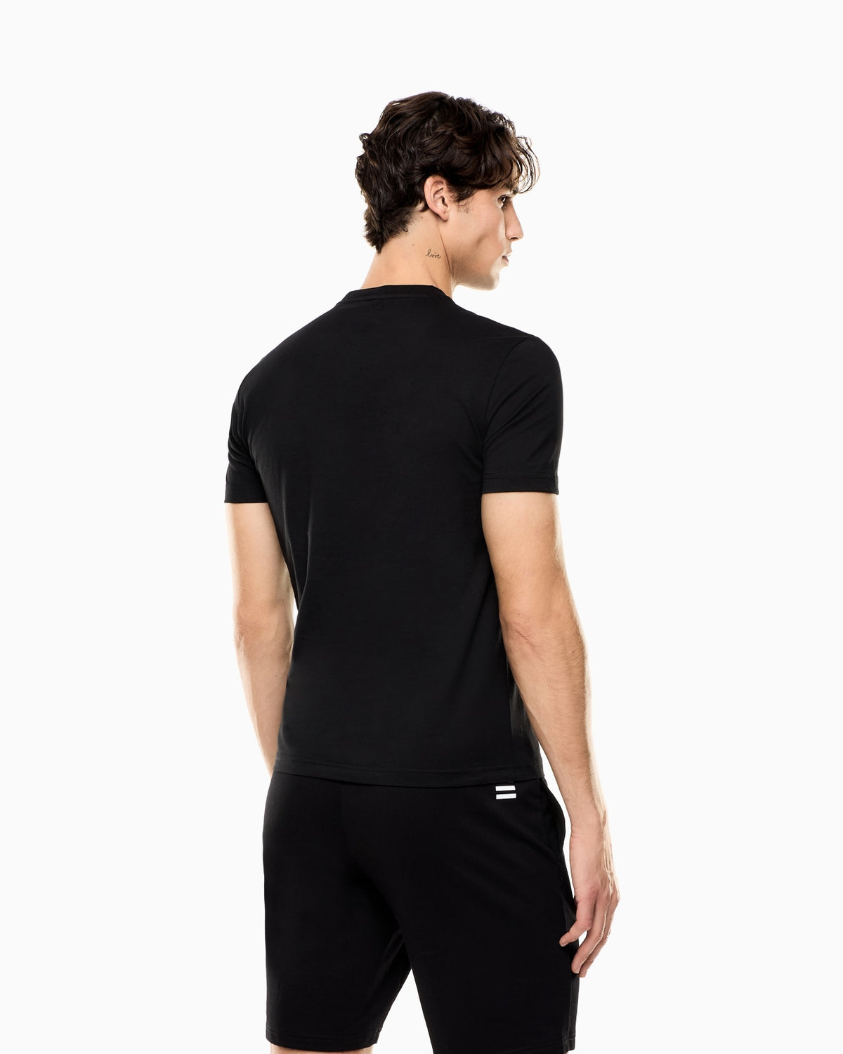 EA7 T-shirt dallo spirito minimal, realizzata in morbido jersey di cotone.