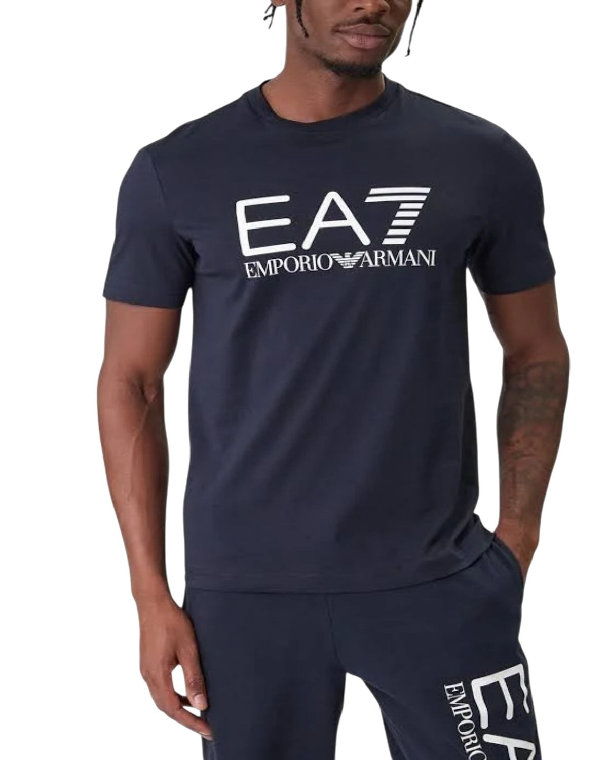 EA7 T-shirt dallo spirito minimal, realizzata in morbido jersey di cotone.