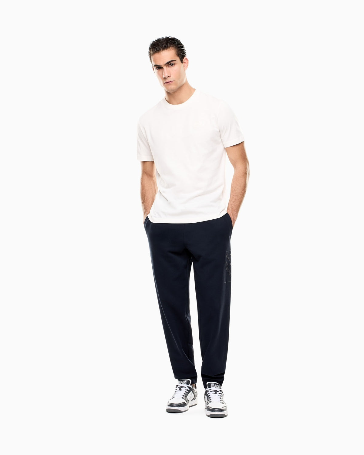 EA7 T-shirt girocollo realizzata in jersey di cotone, impreziosita dalla stampa in tono sul retro con maxi logo EA7