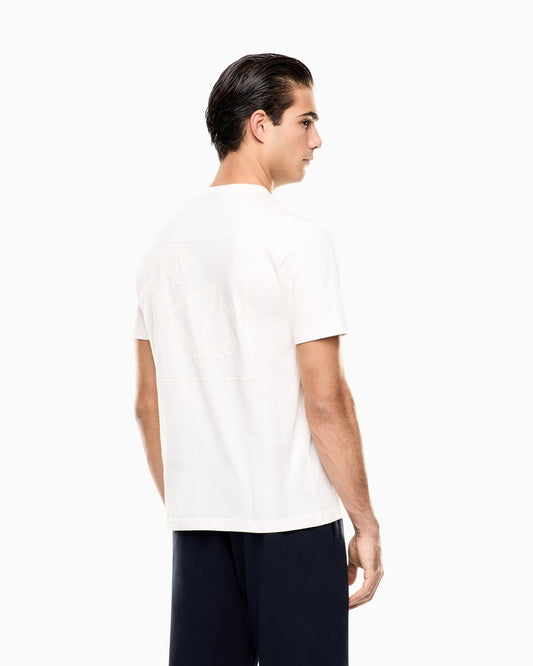 EA7 T-shirt girocollo realizzata in jersey di cotone, impreziosita dalla stampa in tono sul retro con maxi logo EA7