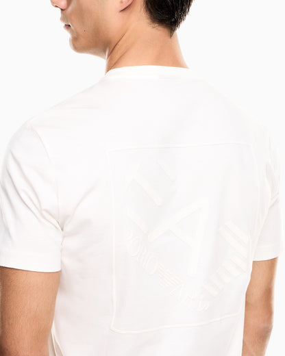 EA7 T-shirt girocollo realizzata in jersey di cotone, impreziosita dalla stampa in tono sul retro con maxi logo EA7
