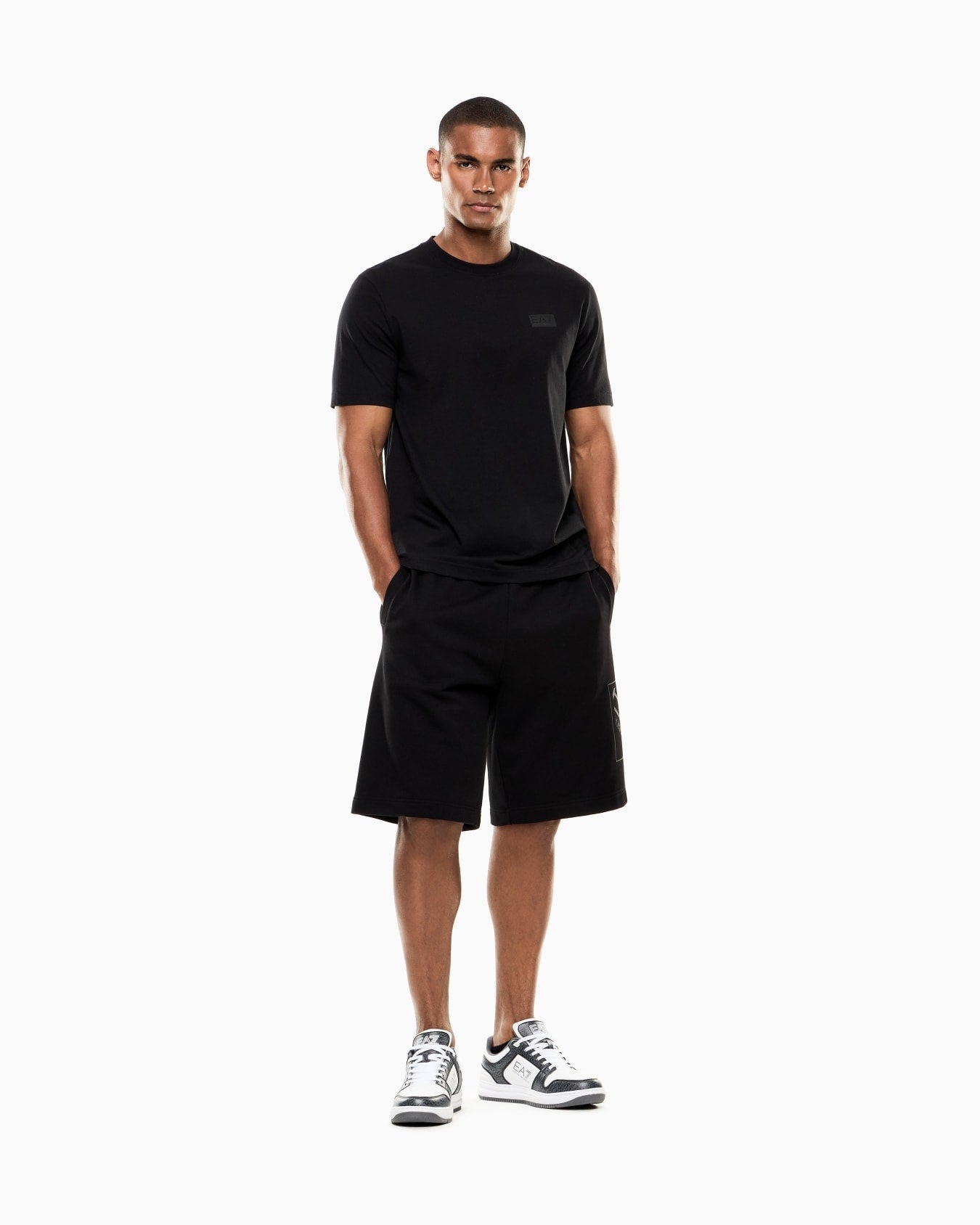 EA7 T-shirt girocollo realizzata in jersey di cotone, impreziosita dalla stampa in tono sul retro con maxi logo EA7