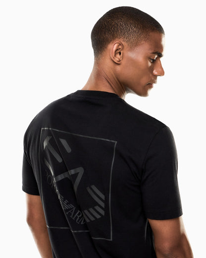 EA7 T-shirt girocollo realizzata in jersey di cotone, impreziosita dalla stampa in tono sul retro con maxi logo EA7