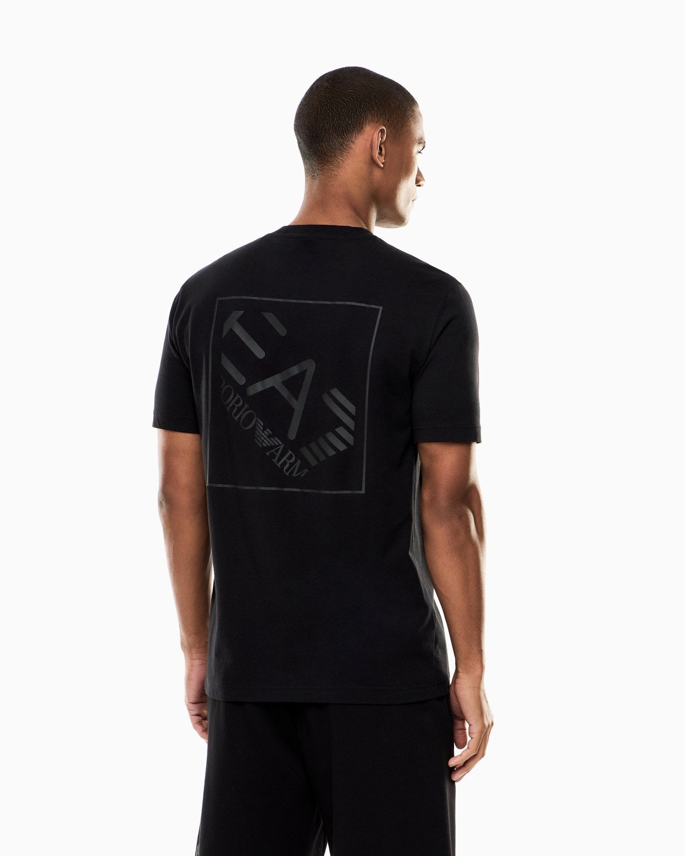 EA7 T-shirt girocollo realizzata in jersey di cotone, impreziosita dalla stampa in tono sul retro con maxi logo EA7