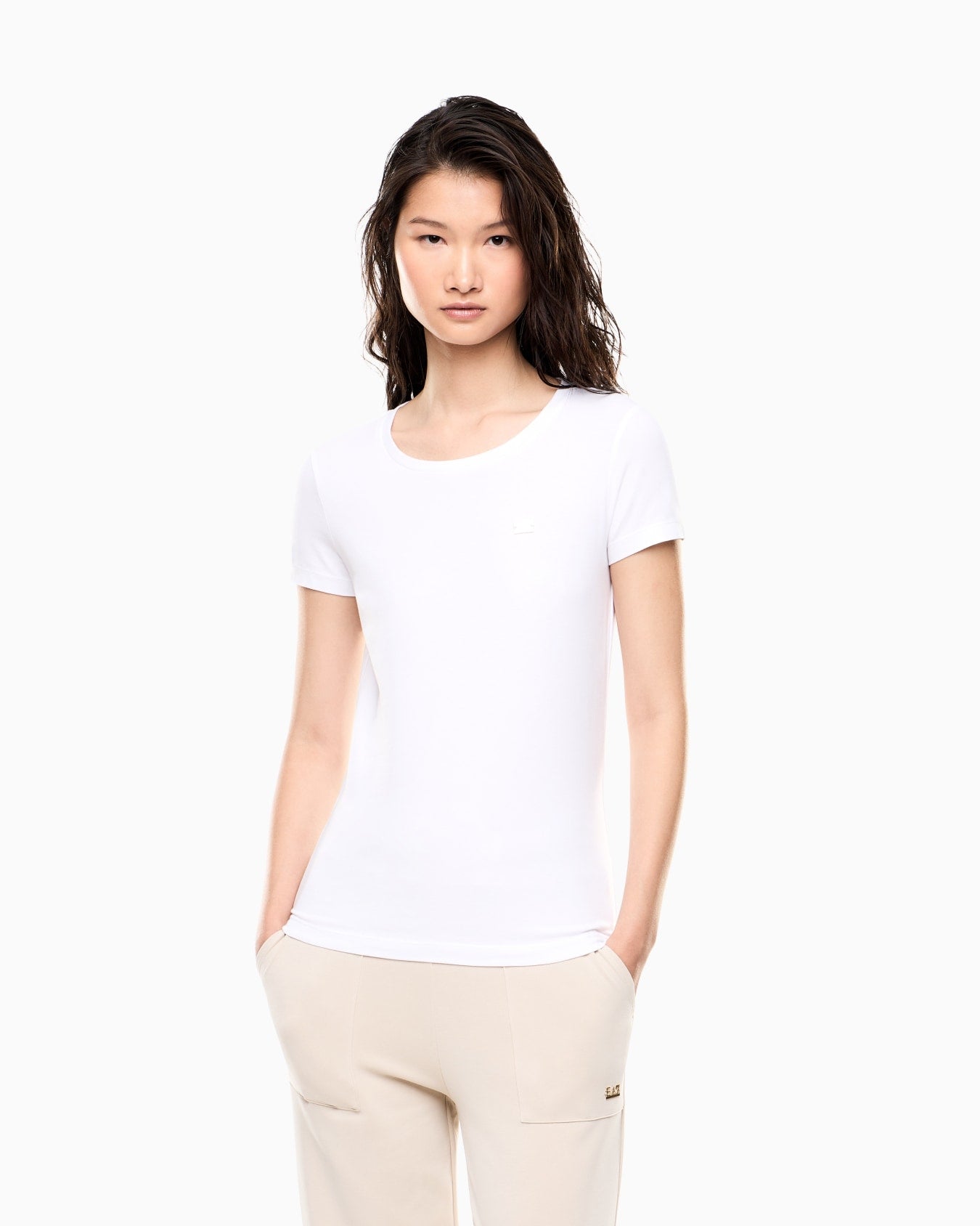 EA7 t-shirt giro collo in morbido jersey stretch, placchetta logata sul petto