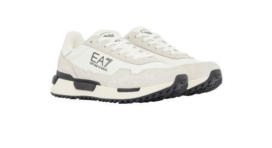 EA7 sneaker dal look dinamico, pensata per chi ama unire stile e comfort