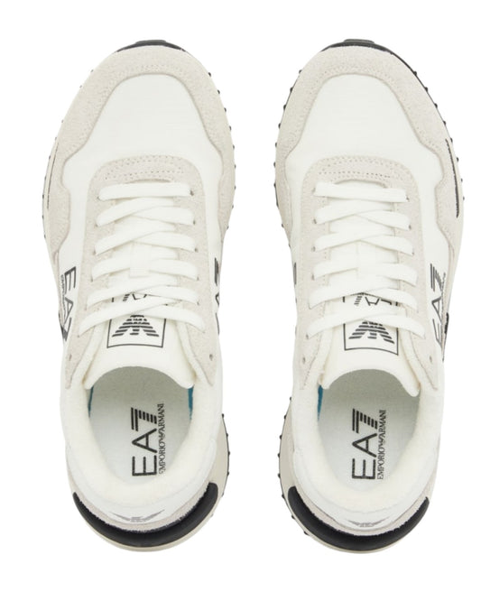 EA7 sneaker dal look dinamico, pensata per chi ama unire stile e comfort