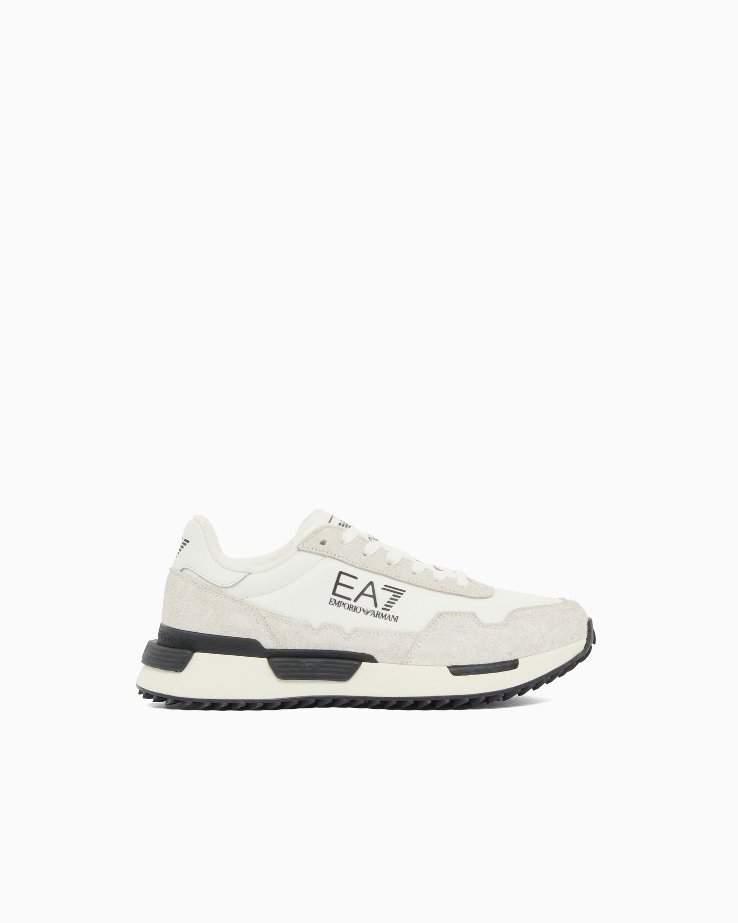 EA7 sneaker dal look dinamico, pensata per chi ama unire stile e comfort