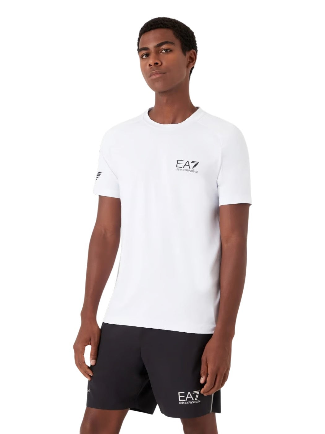 EA7 T-shirt realizzata in tessuto tecnico VENTUS7, che assicura performance ottimali grazie all'alta traspirabilità del tessuto