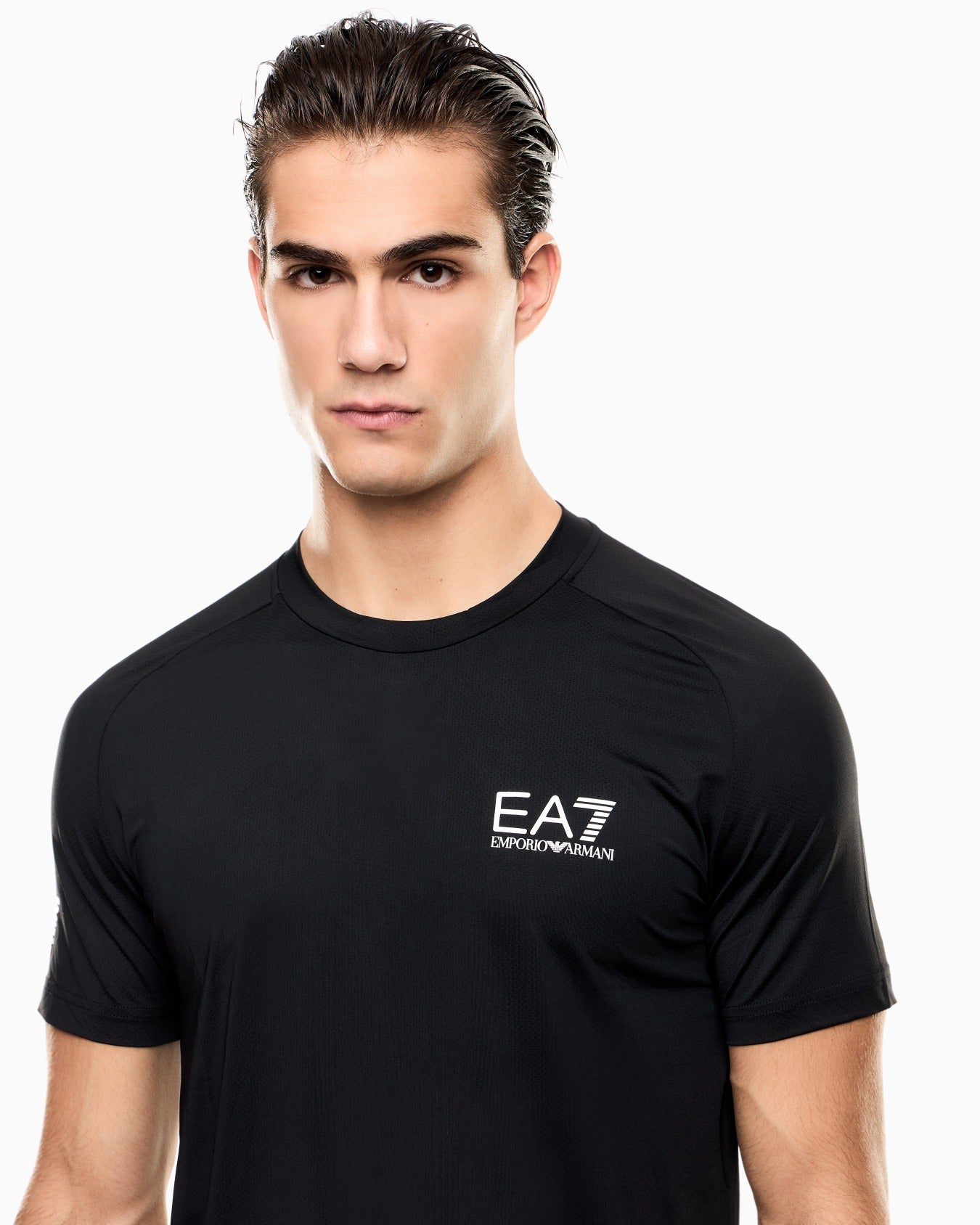 EA7 T-shirt realizzata in tessuto tecnico VENTUS7, che assicura performance ottimali grazie all'alta traspirabilità del tessuto