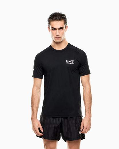 EA7 T-shirt realizzata in tessuto tecnico VENTUS7, che assicura performance ottimali grazie all'alta traspirabilità del tessuto