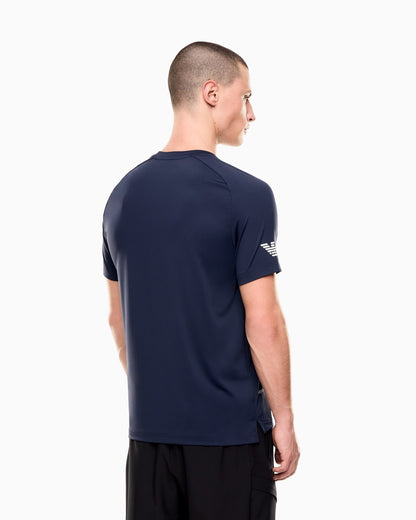 EA7 T-shirt realizzata in tessuto tecnico VENTUS7, che assicura performance ottimali grazie all'alta traspirabilità del tessuto