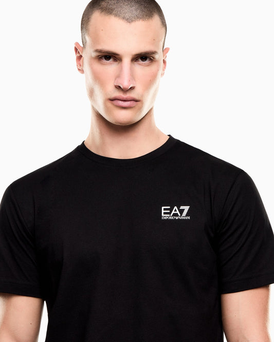EA7 T-shirt dallo spirito minimal, realizzata in morbido e confortevole cotone Pima.