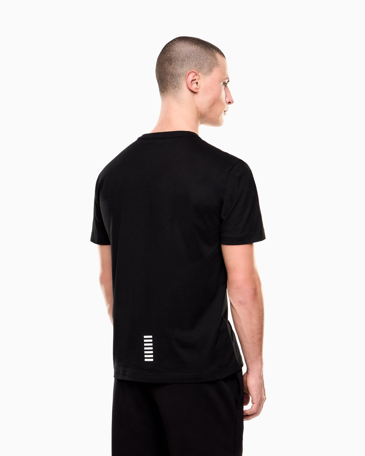 EA7 T-shirt dallo spirito minimal, realizzata in morbido e confortevole cotone Pima.