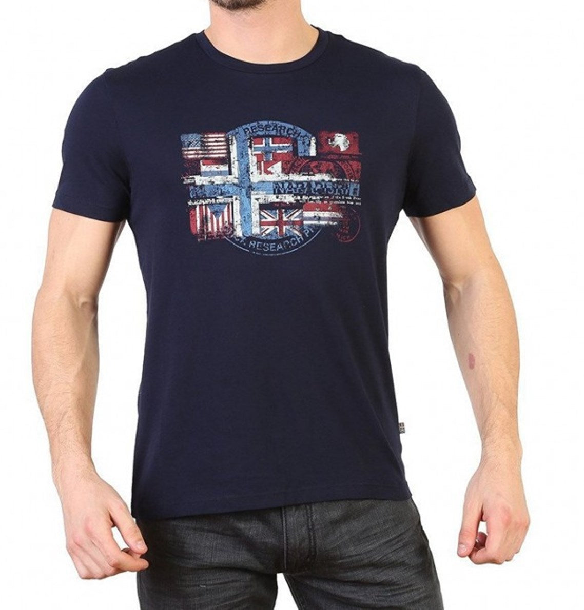 Napapijri T-shirt mezza manica mod. SEY  T-shirt girocollo a manica corta da uomo in morbido jersey di cotone. L'emblematica e decisa stampa sul petto richiama un glorioso passato e ti seguirà ovunque per la tua prossima avventura.   Vestibilità regular