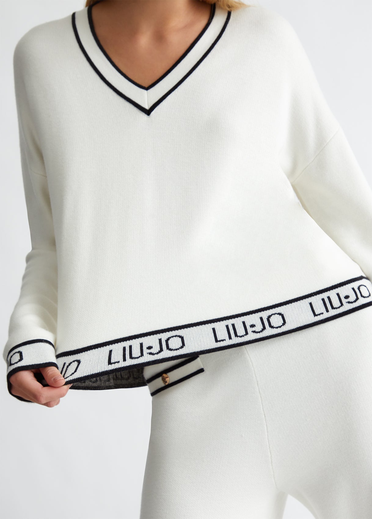 Liu-jo maglia scollo a V in misto seta con loghi