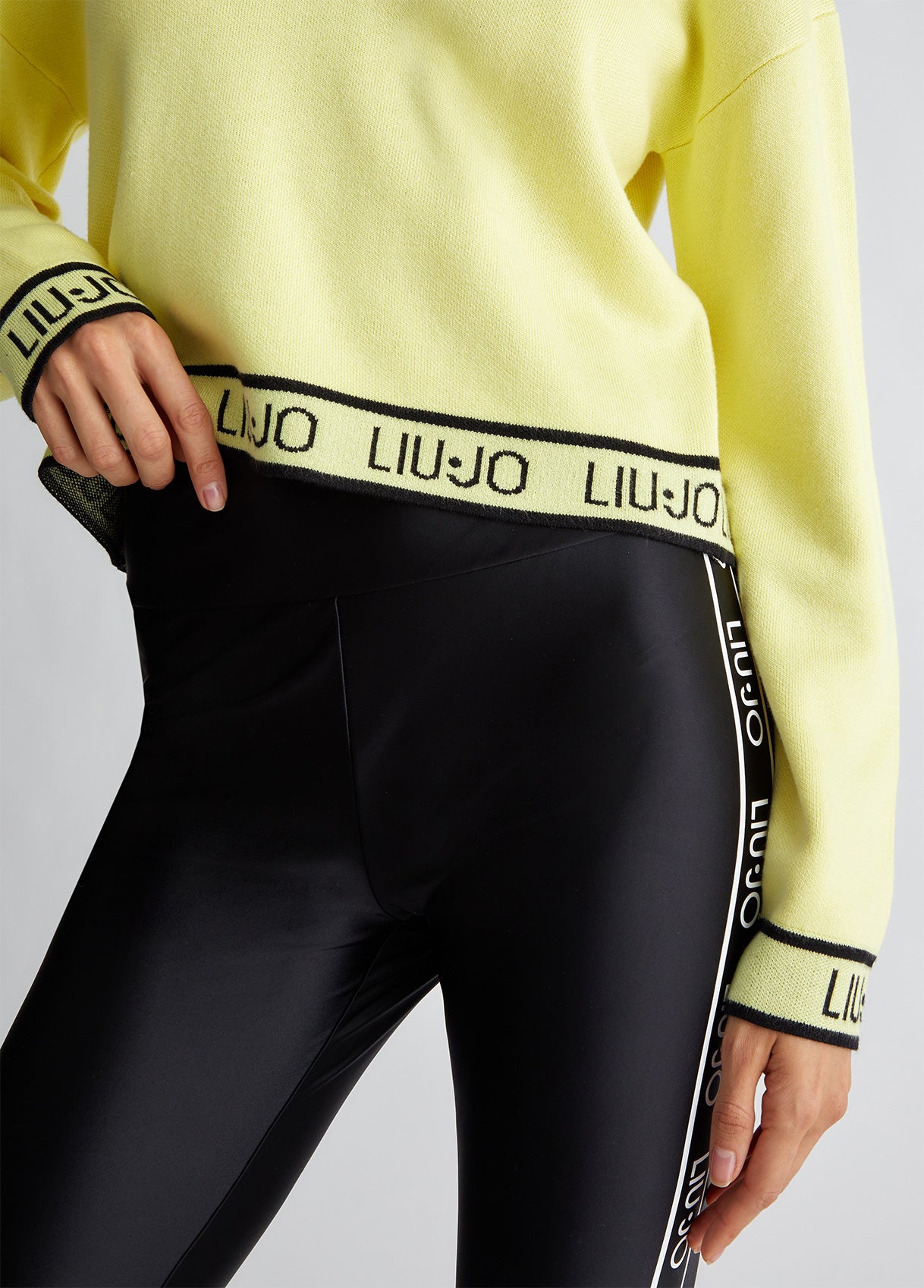 Liu-jo maglia scollo a V in misto seta con loghi