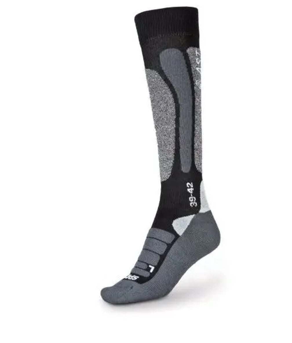 AST calze da sci in confortevole filato cool dry che permette un'ottima traspirazione del vapore acqueo mantenendo così il piede asciutto hanno linea ergonomica studiata appositamente per attutire l'impatto con lo scarpone da sci.