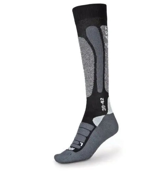 AST calze da sci in confortevole filato cool dry che permette un'ottima traspirazione del vapore acqueo mantenendo così il piede asciutto hanno linea ergonomica studiata appositamente per attutire l'impatto con lo scarpone da sci.